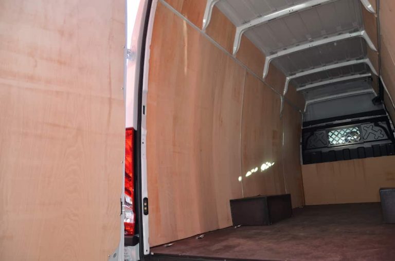 Panelvan Araçlarda Zemin Koruması İş Süreçlerini Nasıl Kolaylaştırır?